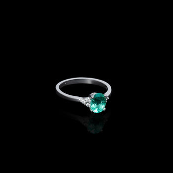 Elegant Green Diamond Emerald Ring - Exquisite Gemstone Jewelry